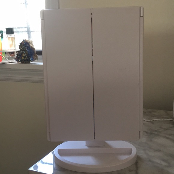 LIGHT UP VANITY MIRRIOR - Picture 2 of 4